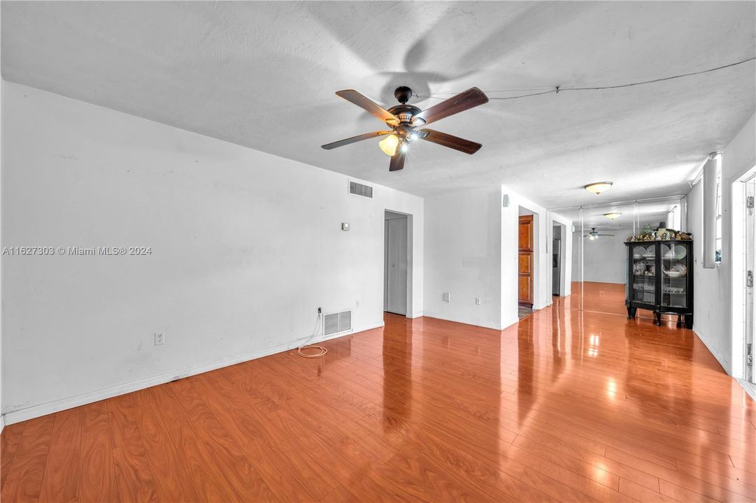 Active With Contract: $165,000 (1 beds, 1 baths, 860 Square Feet)