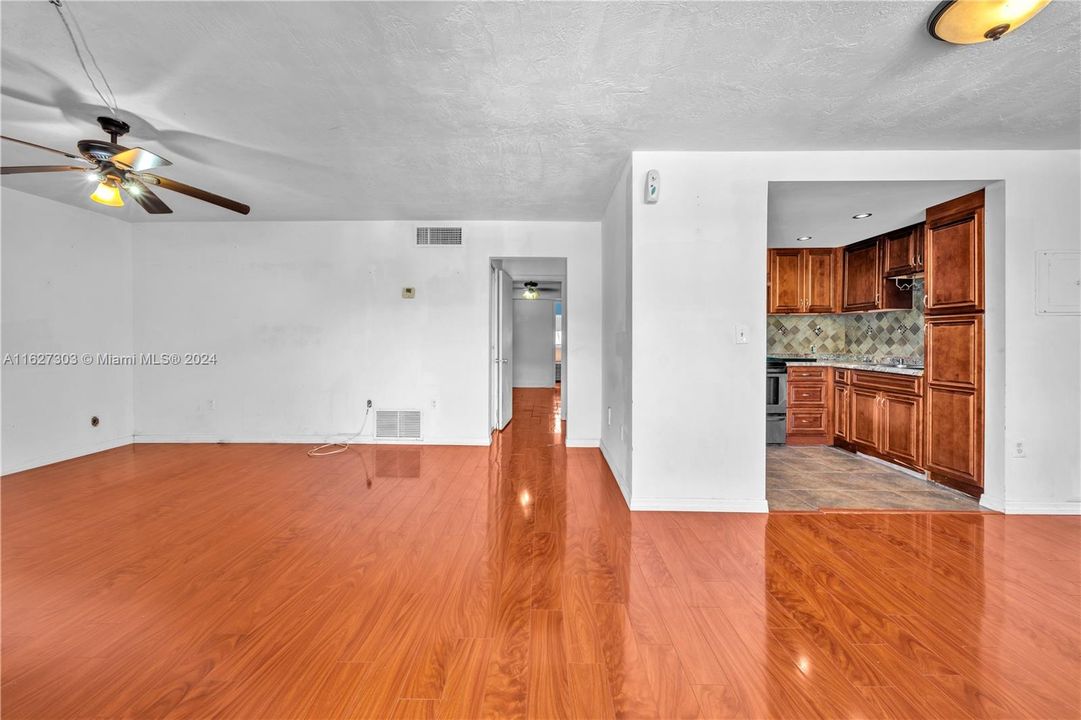 Active With Contract: $165,000 (1 beds, 1 baths, 860 Square Feet)