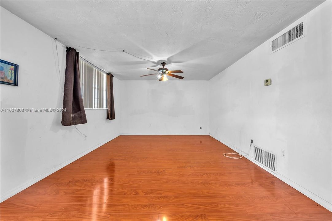 Active With Contract: $165,000 (1 beds, 1 baths, 860 Square Feet)