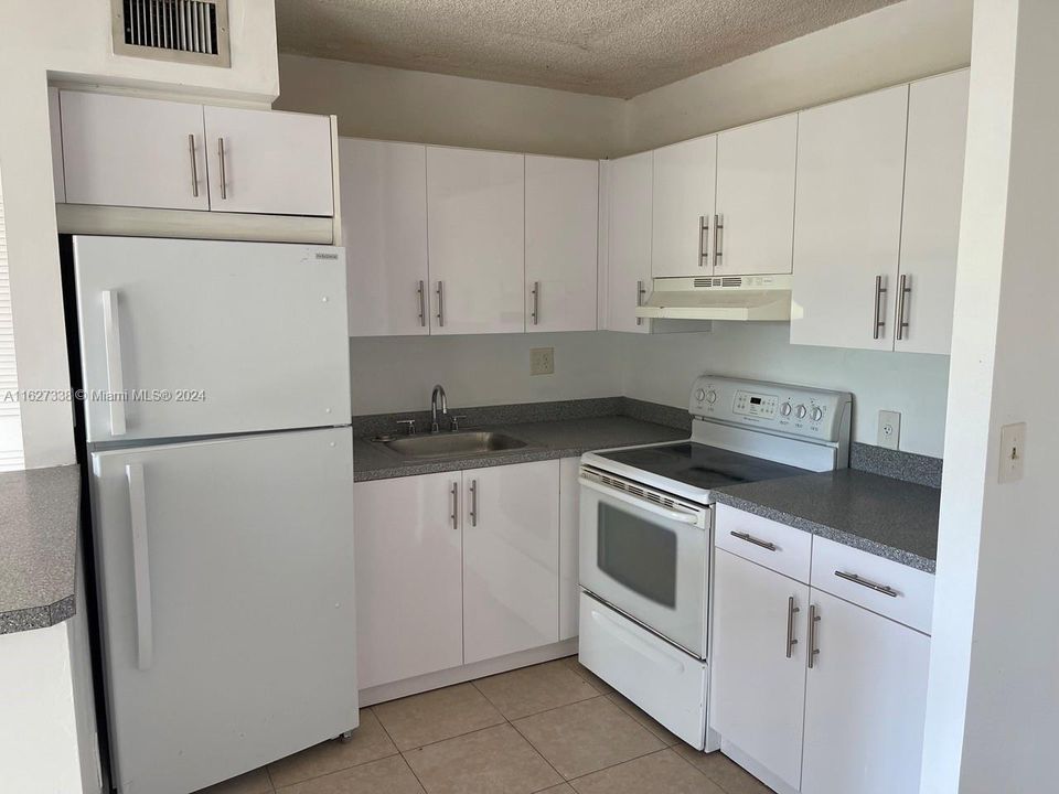 Recently Rented: $1,950 (2 beds, 2 baths, 816 Square Feet)