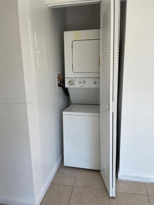 Recently Rented: $1,950 (2 beds, 2 baths, 816 Square Feet)