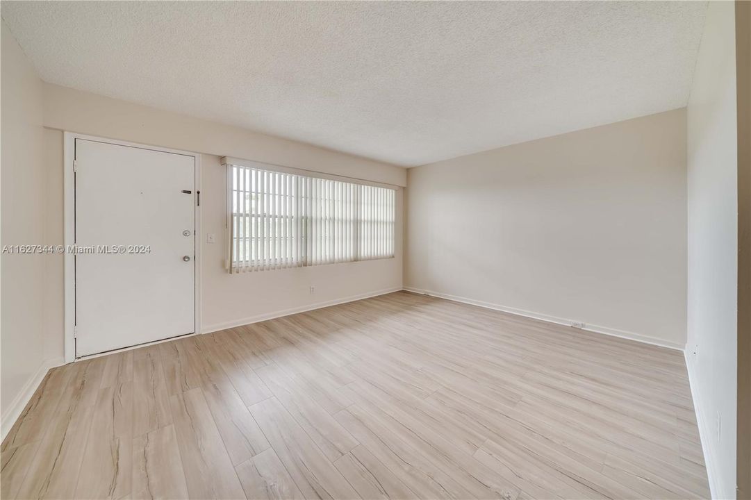 Active With Contract: $1,575 (1 beds, 1 baths, 685 Square Feet)