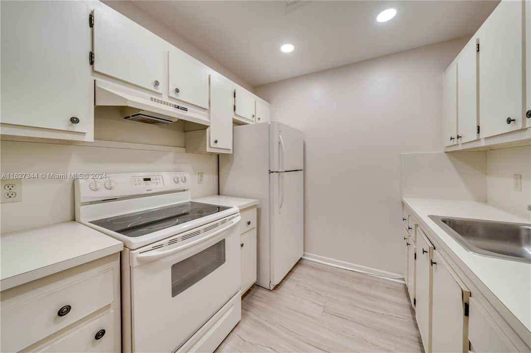 Active With Contract: $1,575 (1 beds, 1 baths, 685 Square Feet)