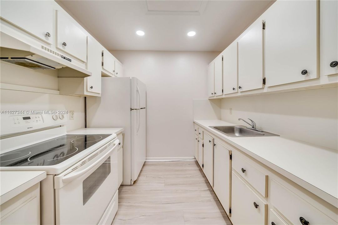 Active With Contract: $1,575 (1 beds, 1 baths, 685 Square Feet)