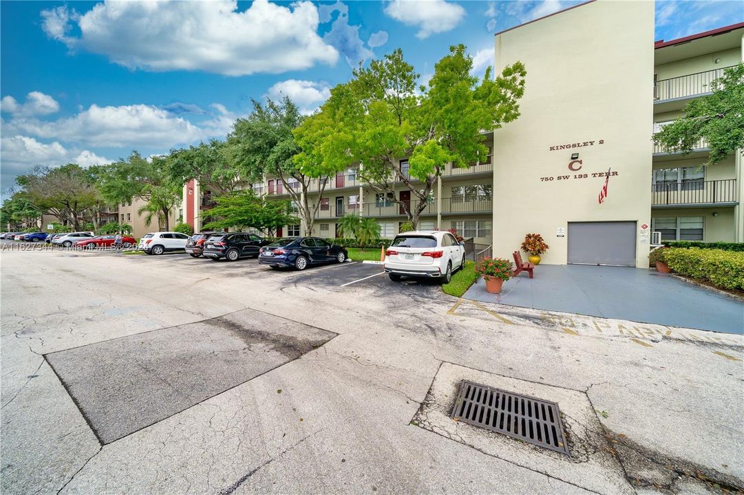 Active With Contract: $1,575 (1 beds, 1 baths, 685 Square Feet)