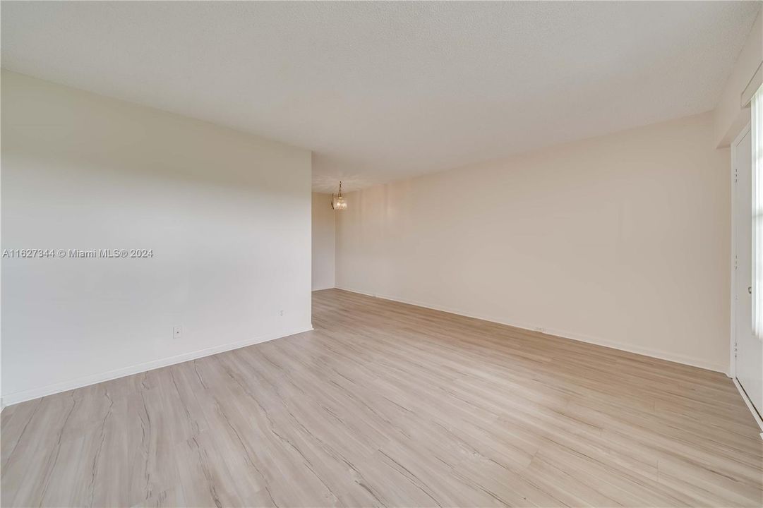 Active With Contract: $1,575 (1 beds, 1 baths, 685 Square Feet)