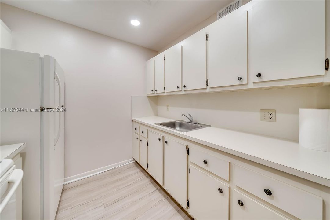 Active With Contract: $1,575 (1 beds, 1 baths, 685 Square Feet)