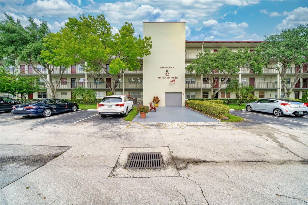 Active With Contract: $1,575 (1 beds, 1 baths, 685 Square Feet)