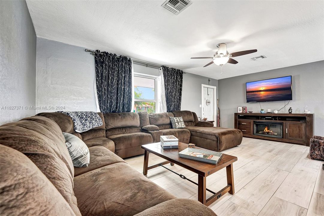 Recently Sold: $580,000 (3 beds, 2 baths, 1270 Square Feet)