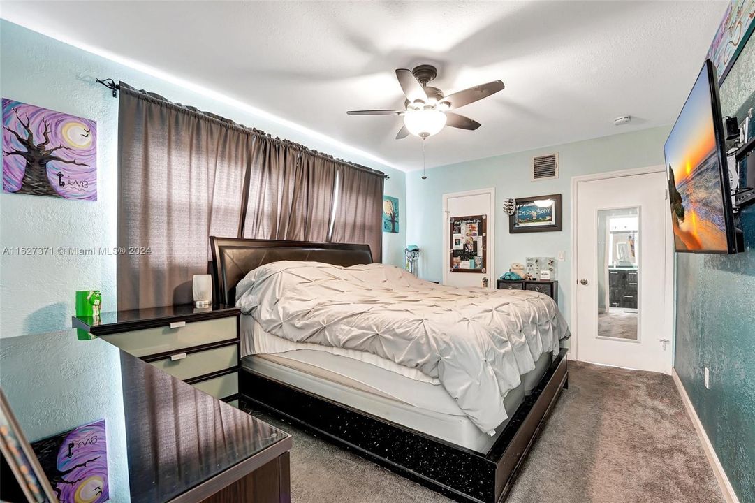 Recently Sold: $580,000 (3 beds, 2 baths, 1270 Square Feet)