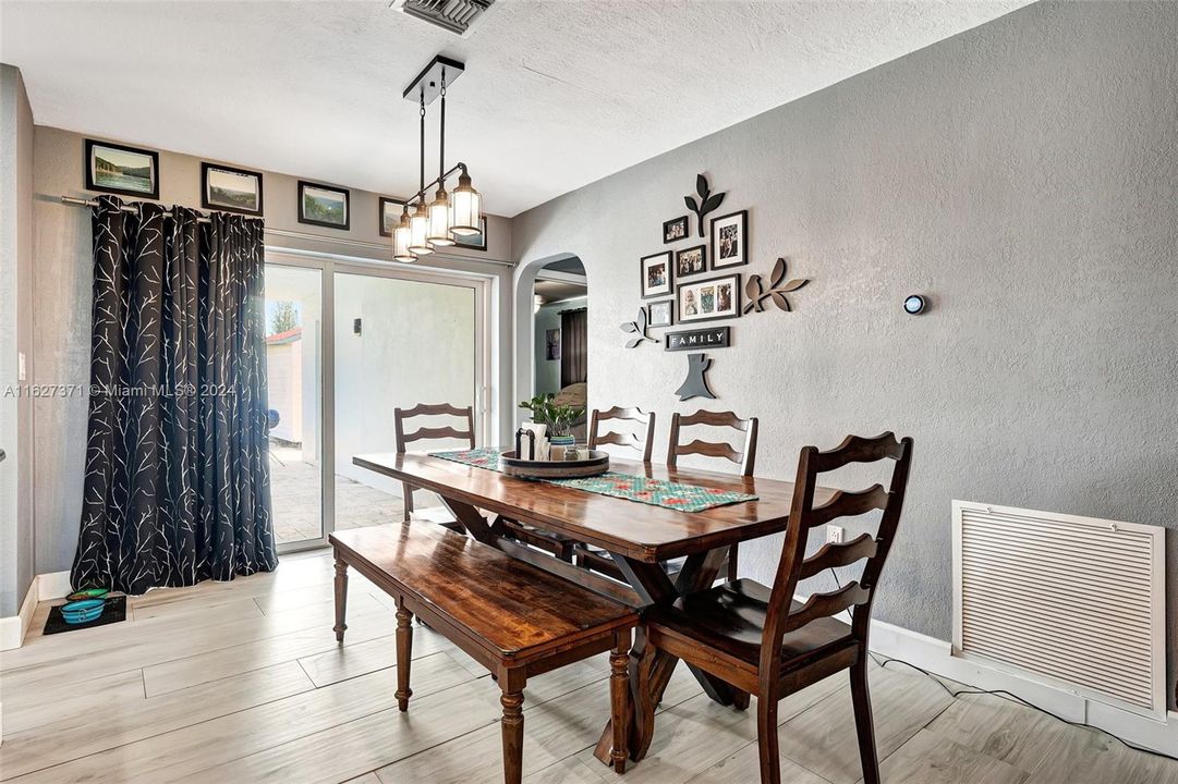 Recently Sold: $580,000 (3 beds, 2 baths, 1270 Square Feet)