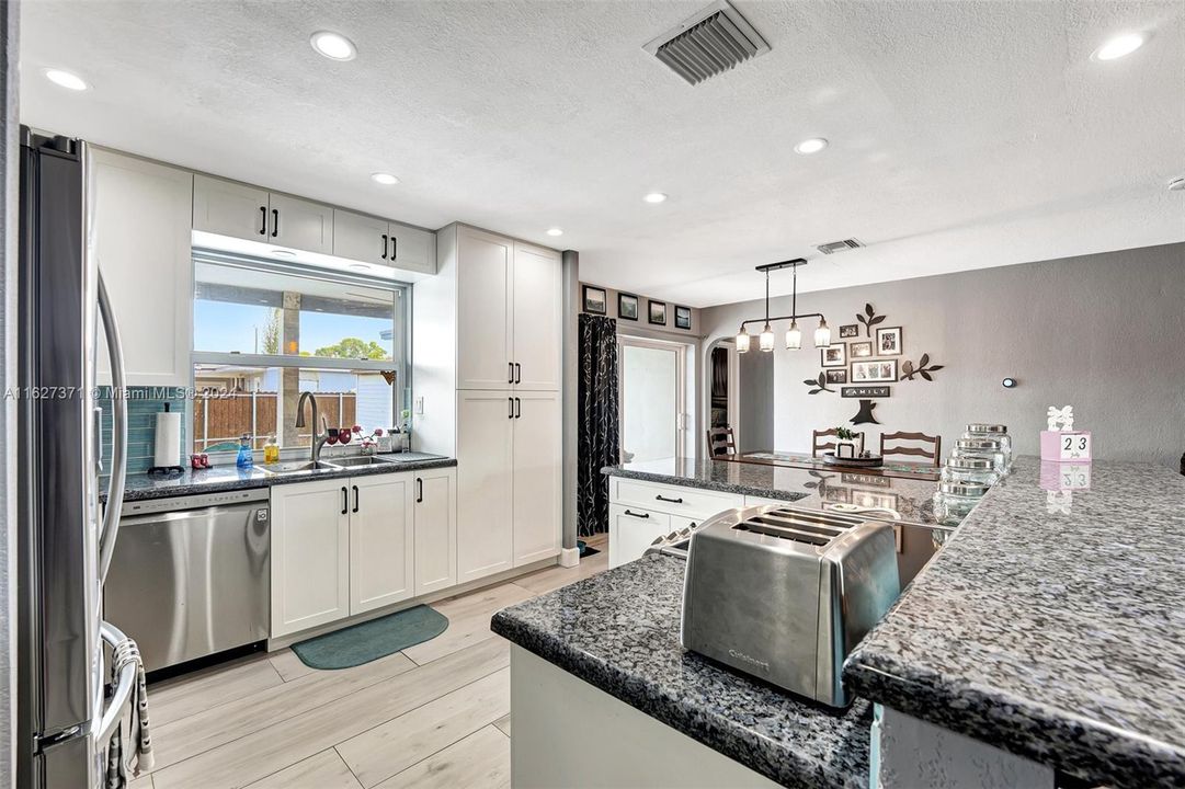 Recently Sold: $580,000 (3 beds, 2 baths, 1270 Square Feet)