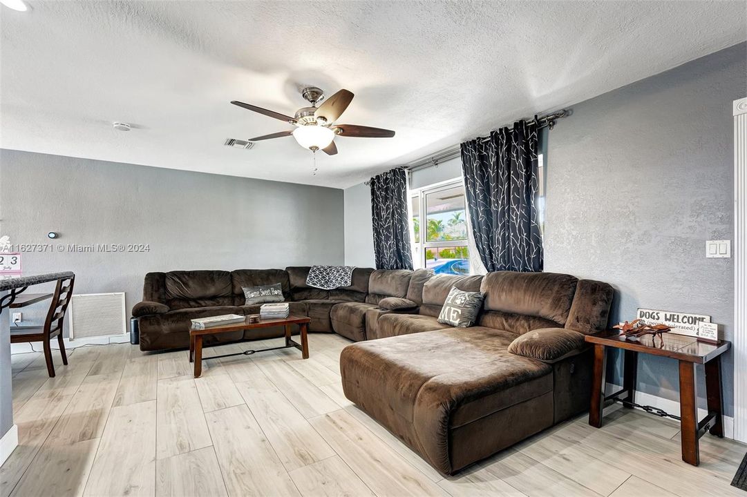 Recently Sold: $580,000 (3 beds, 2 baths, 1270 Square Feet)