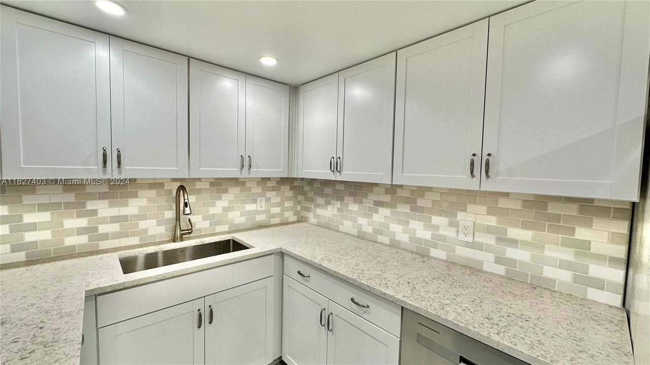 Active With Contract: $3,100 (2 beds, 2 baths, 1206 Square Feet)