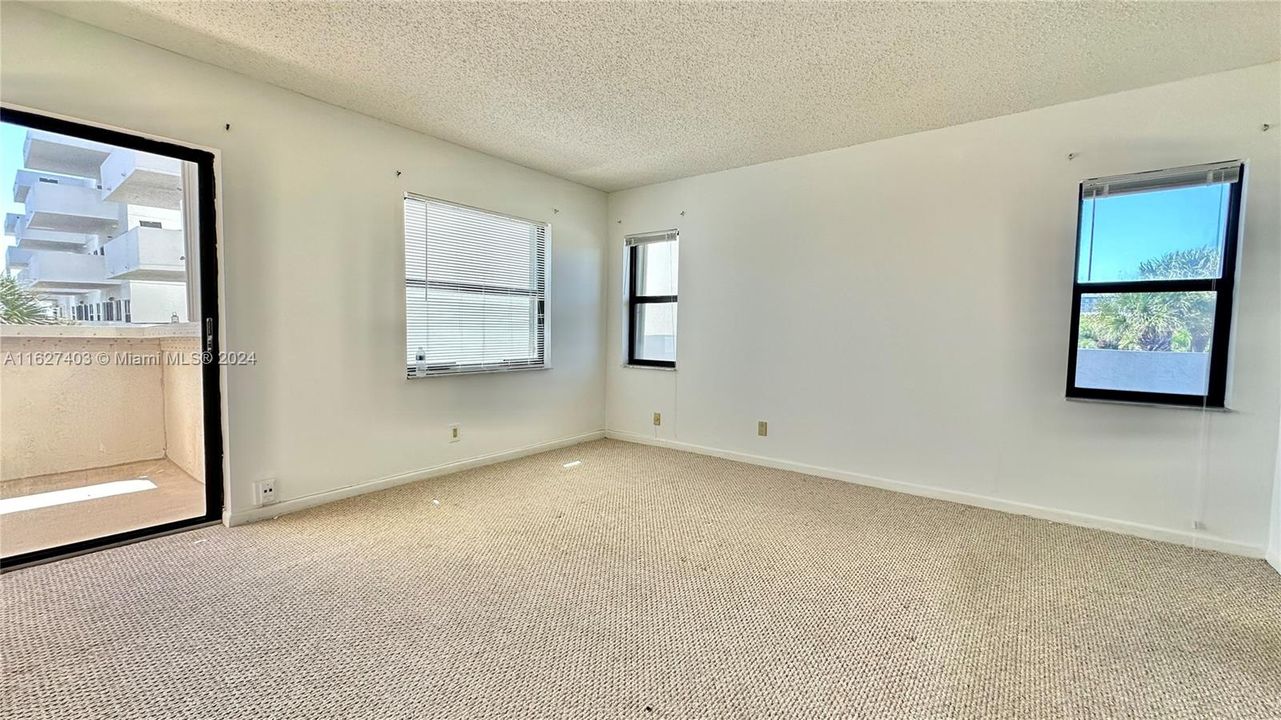 Active With Contract: $3,100 (2 beds, 2 baths, 1206 Square Feet)