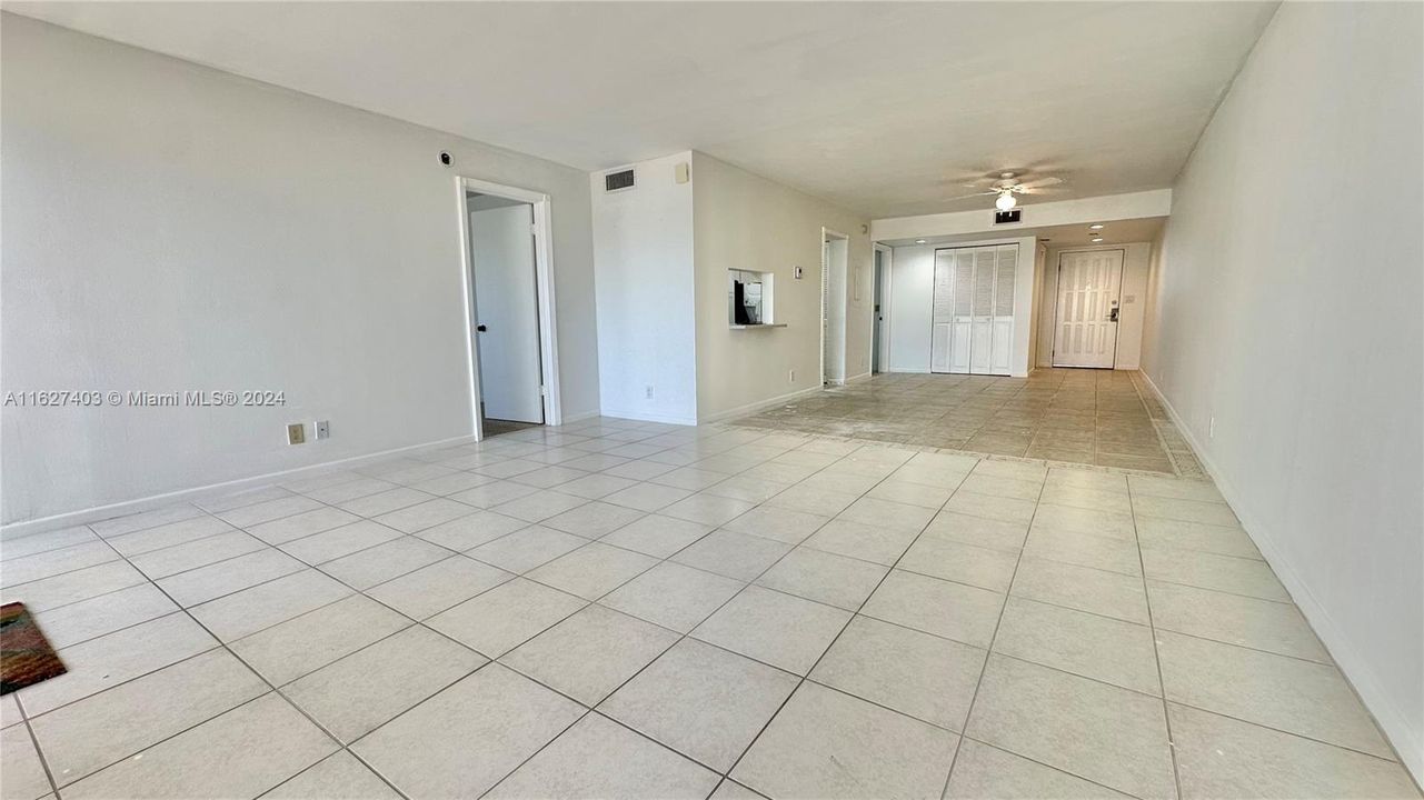 Active With Contract: $3,100 (2 beds, 2 baths, 1206 Square Feet)