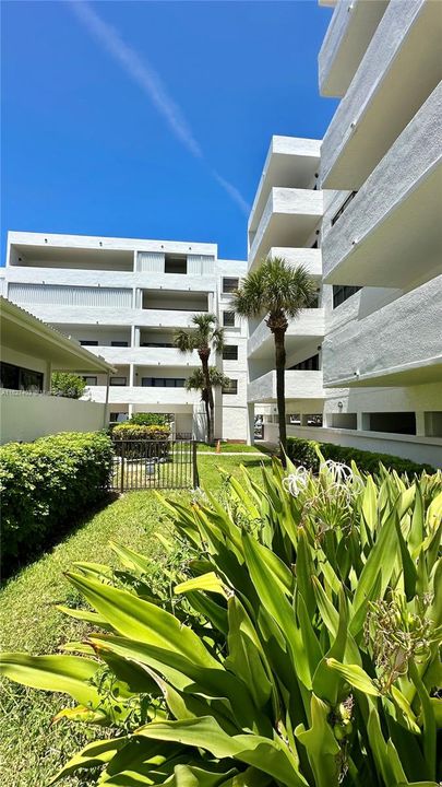 Active With Contract: $3,100 (2 beds, 2 baths, 1206 Square Feet)