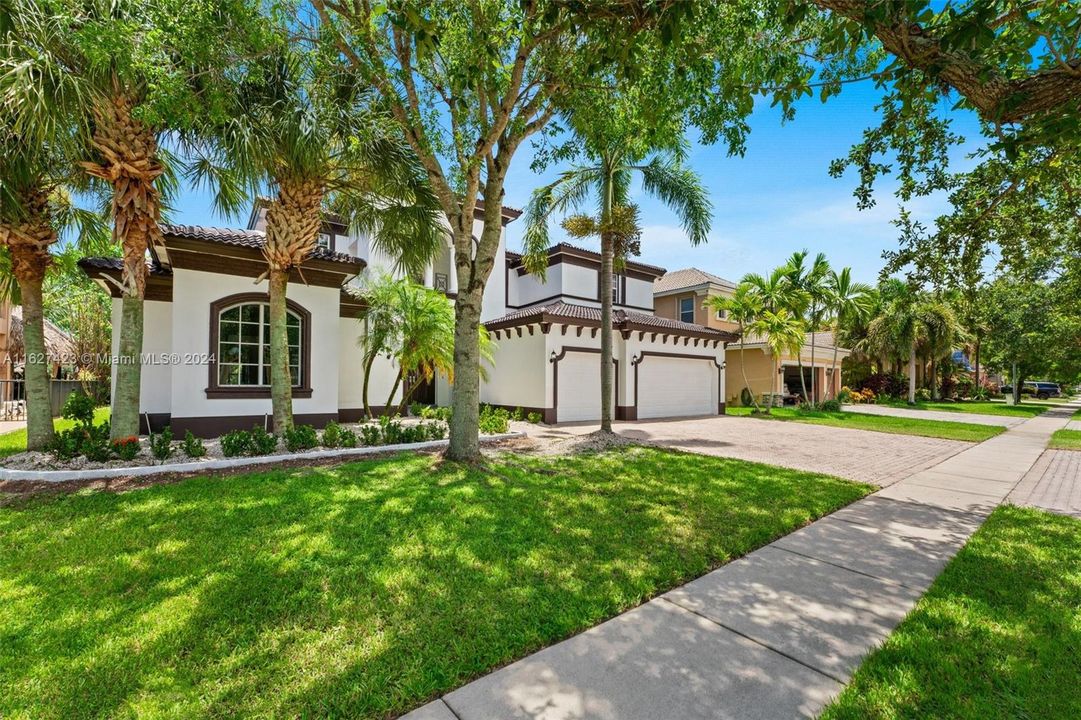 Active With Contract: $995,900 (5 beds, 4 baths, 4074 Square Feet)