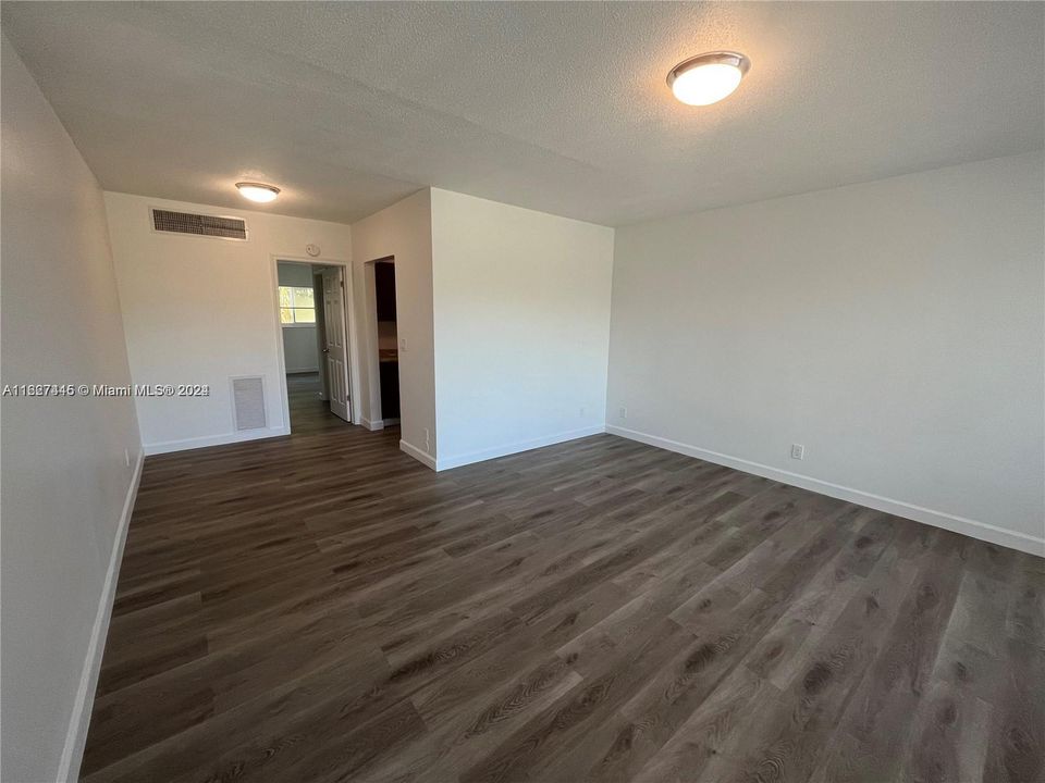 Active With Contract: $149,900 (1 beds, 1 baths, 614 Square Feet)