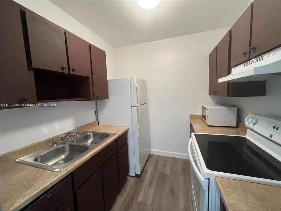 Active With Contract: $149,900 (1 beds, 1 baths, 614 Square Feet)