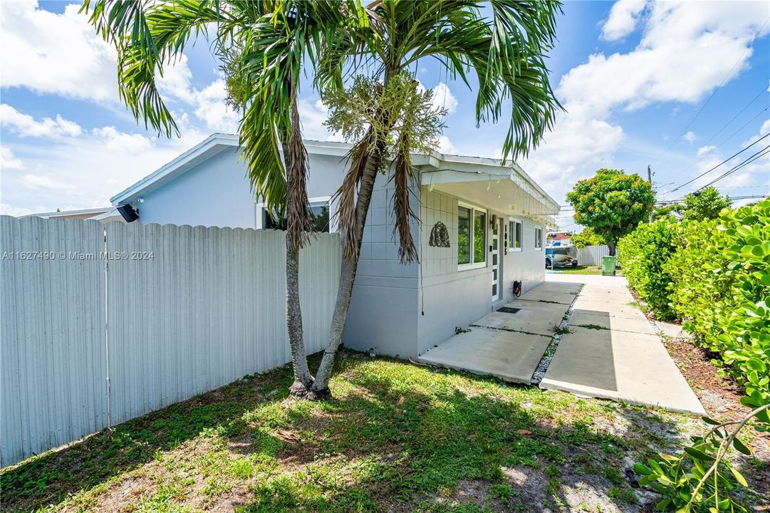 Active With Contract: $650,000 (3 beds, 1 baths, 1107 Square Feet)