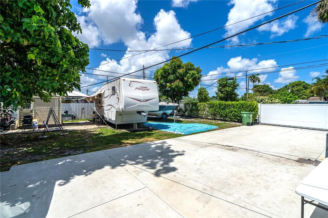 Active With Contract: $650,000 (3 beds, 1 baths, 1107 Square Feet)