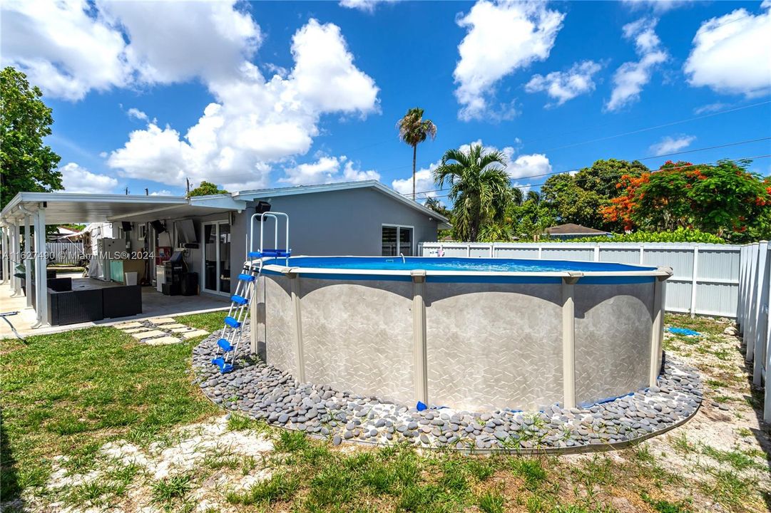 Active With Contract: $650,000 (3 beds, 1 baths, 1107 Square Feet)