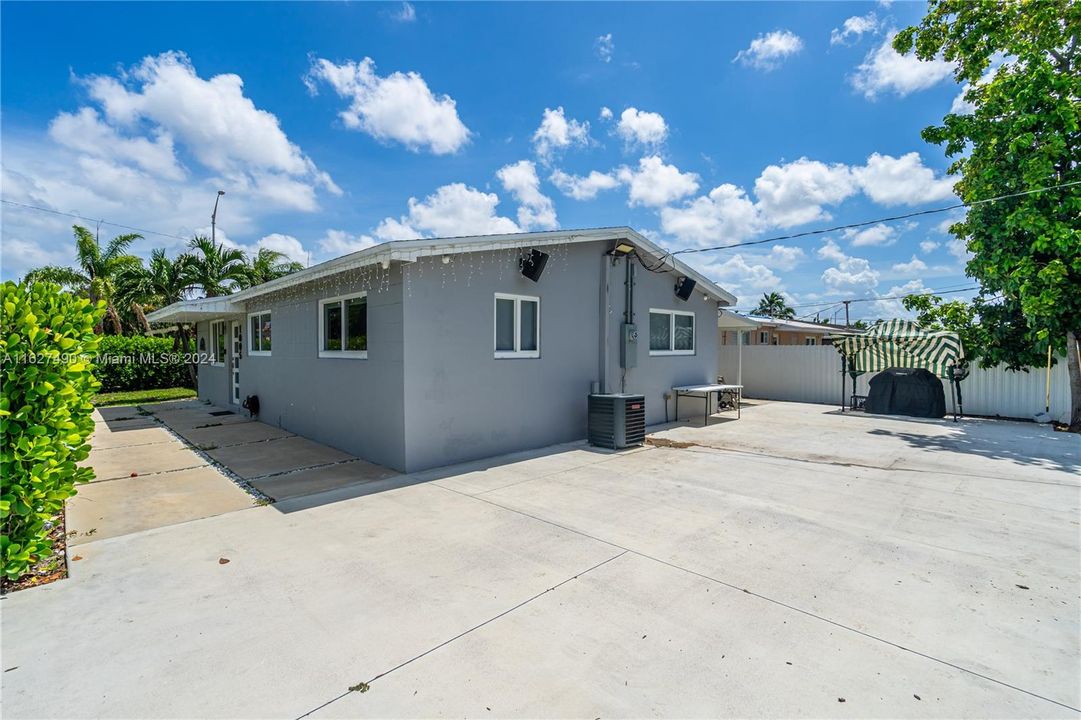 Active With Contract: $650,000 (3 beds, 1 baths, 1107 Square Feet)