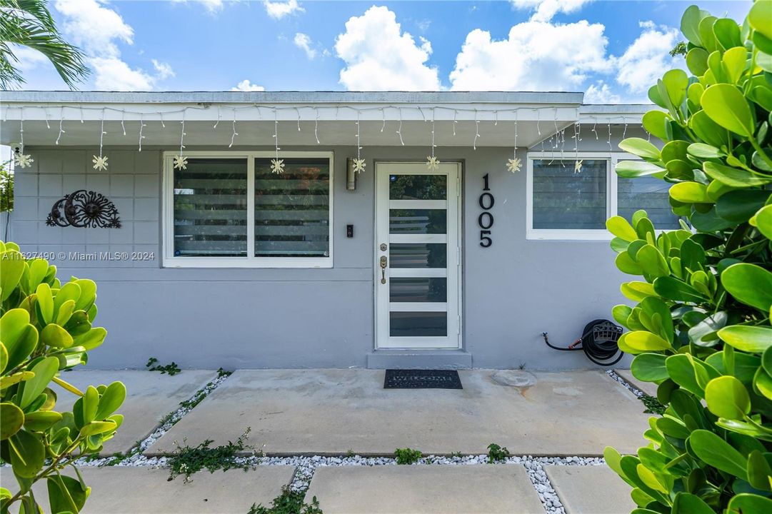 Active With Contract: $650,000 (3 beds, 1 baths, 1107 Square Feet)