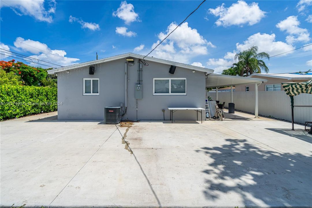 Active With Contract: $650,000 (3 beds, 1 baths, 1107 Square Feet)