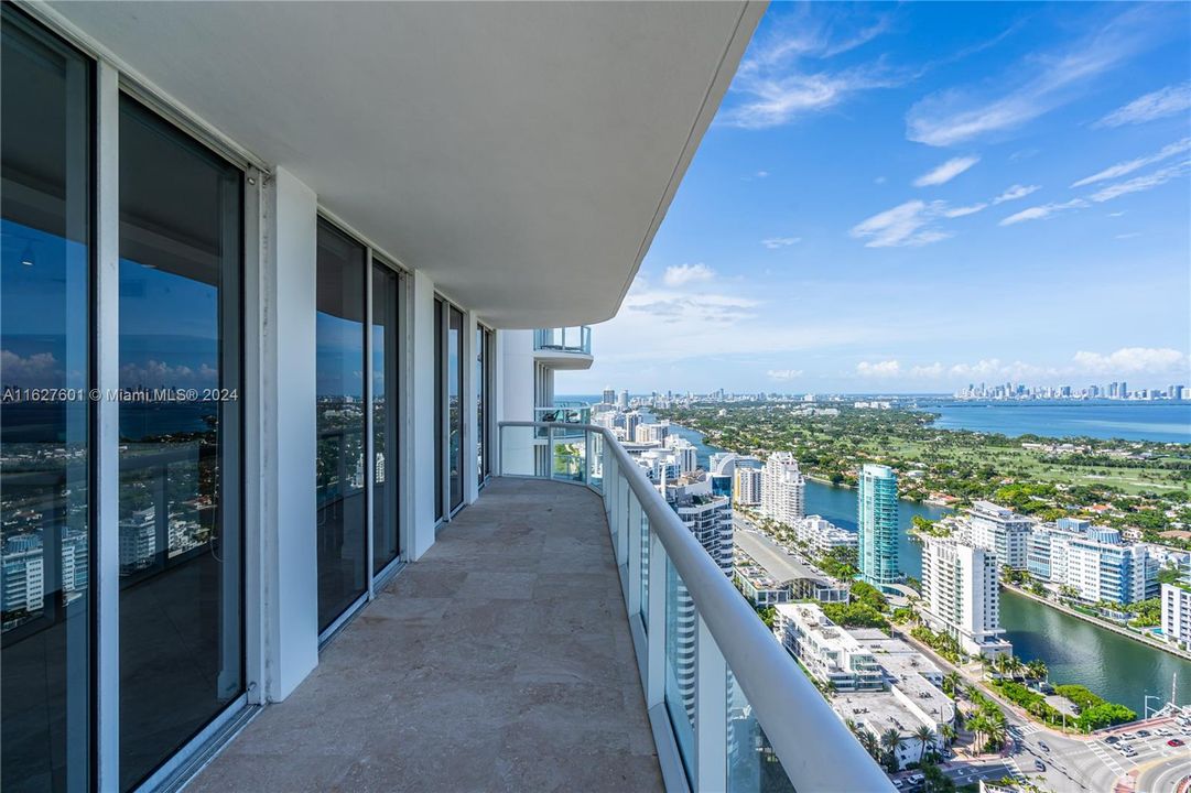 For Sale: $1,890,000 (2 beds, 2 baths, 1322 Square Feet)