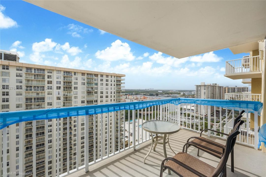 Active With Contract: $399,000 (1 beds, 1 baths, 1104 Square Feet)