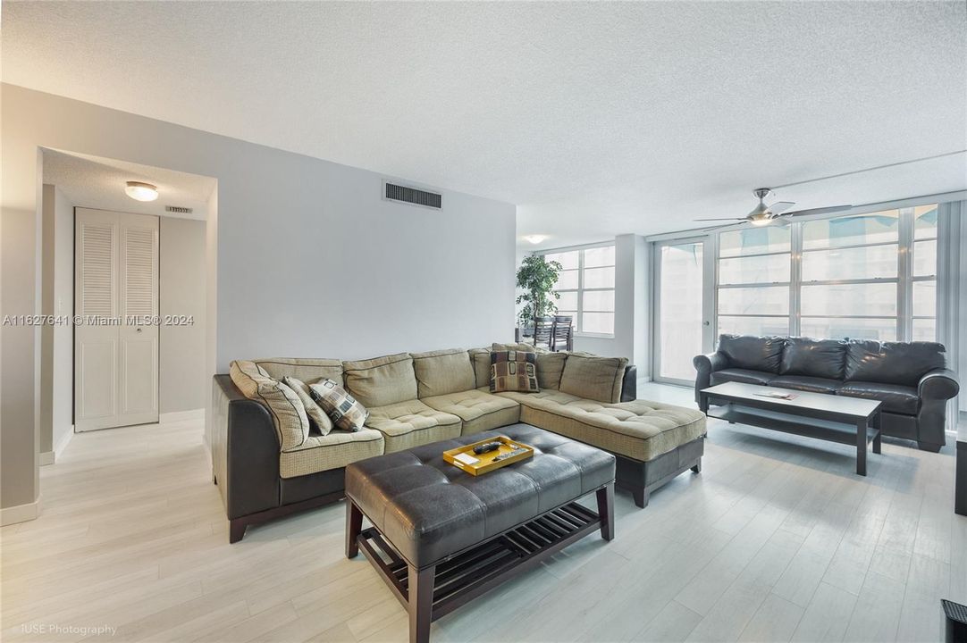 Active With Contract: $399,000 (1 beds, 1 baths, 1104 Square Feet)