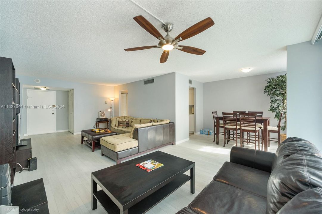 Active With Contract: $399,000 (1 beds, 1 baths, 1104 Square Feet)