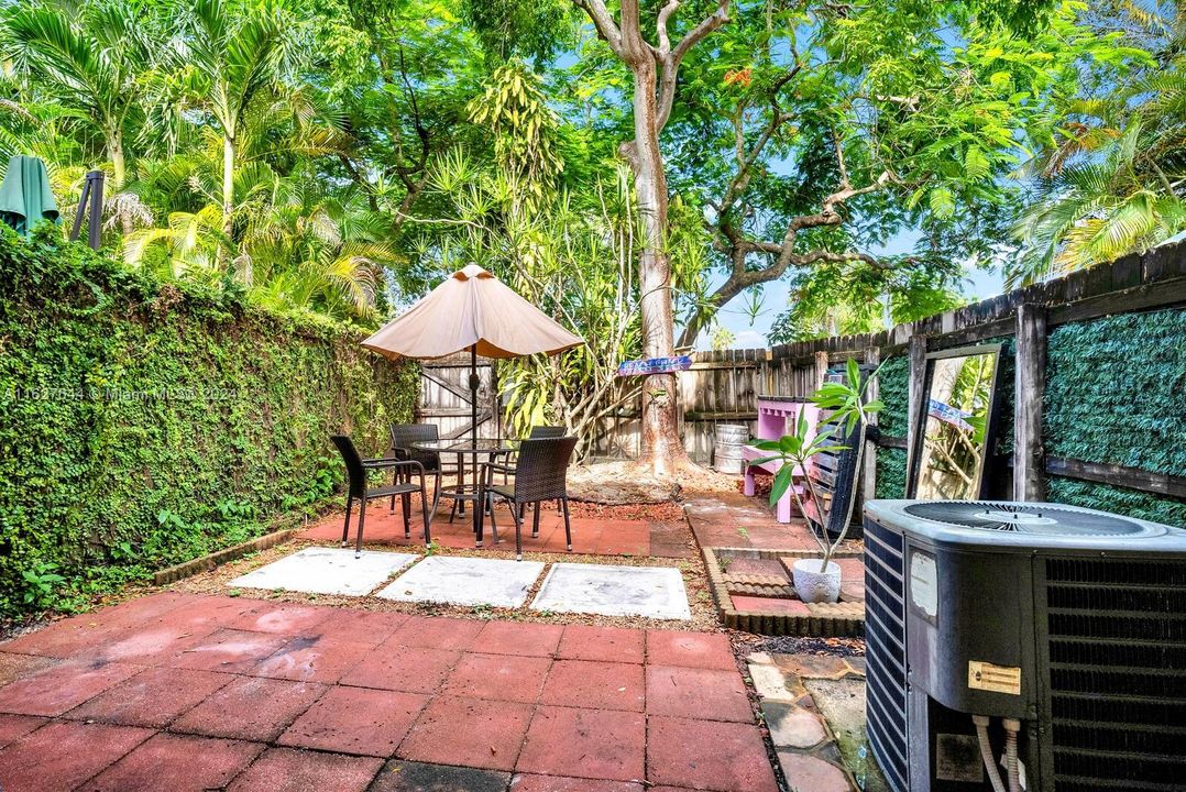 Recently Sold: $475,000 (2 beds, 2 baths, 1152 Square Feet)