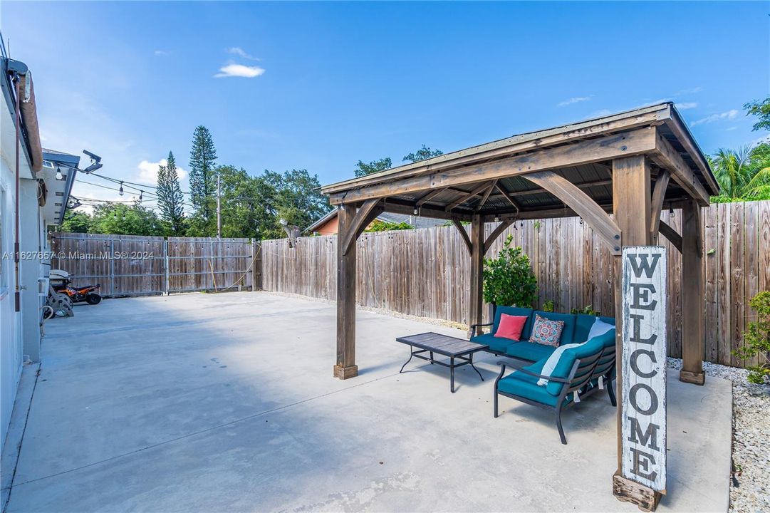 Recently Sold: $590,000 (4 beds, 2 baths, 1545 Square Feet)