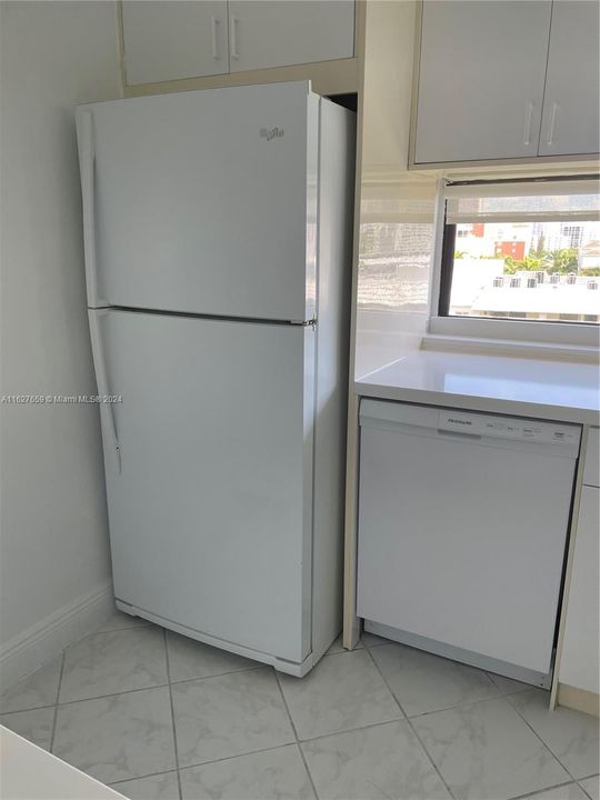 For Sale: $379,000 (2 beds, 2 baths, 894 Square Feet)