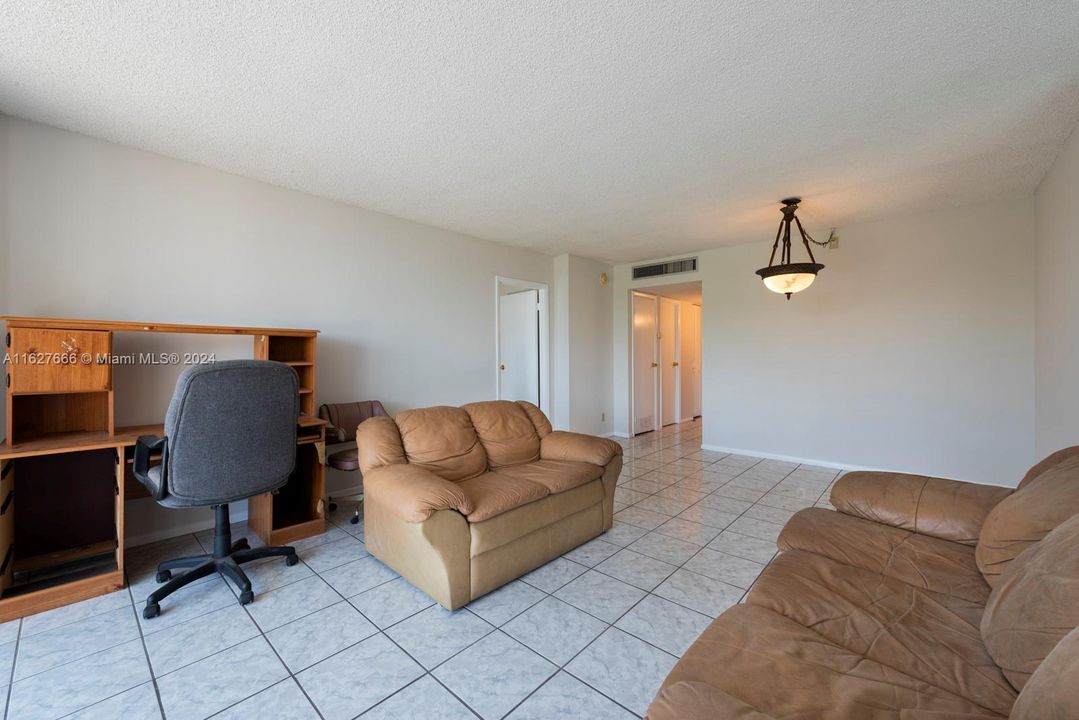 Active With Contract: $165,000 (1 beds, 1 baths, 741 Square Feet)