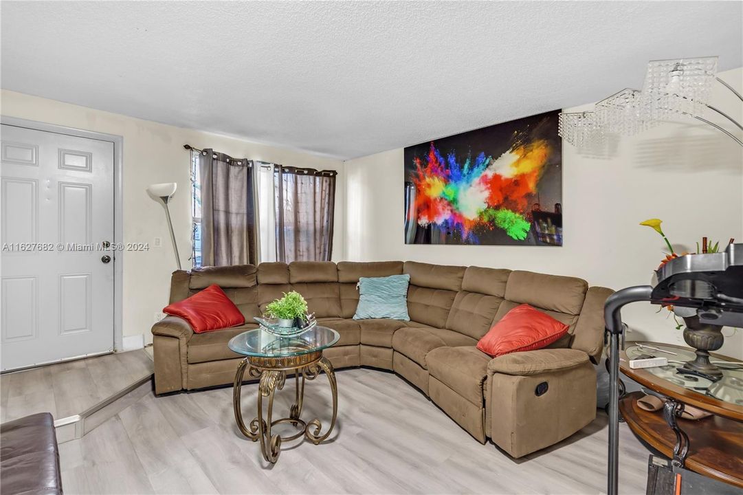 Active With Contract: $303,000 (2 beds, 2 baths, 1032 Square Feet)