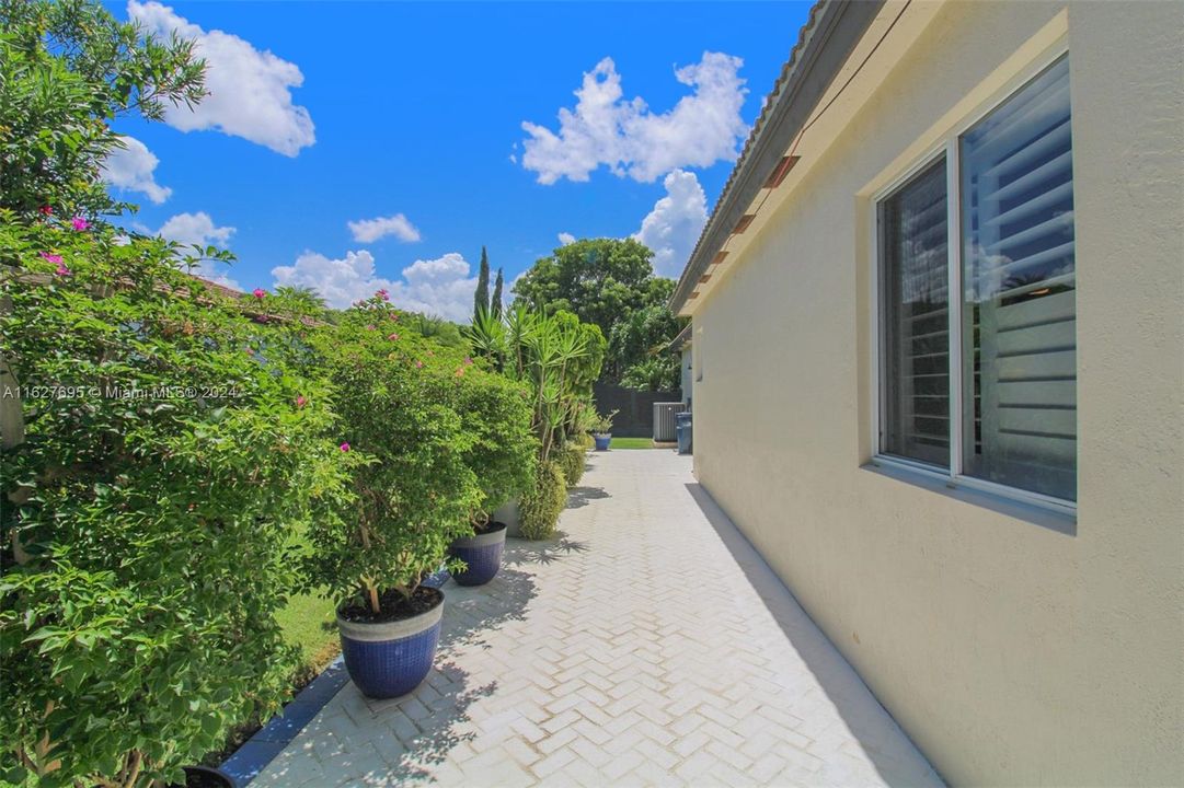 Vendido Recientemente: $940,000 (5 camas, 4 baños, 3363 Pies cuadrados)