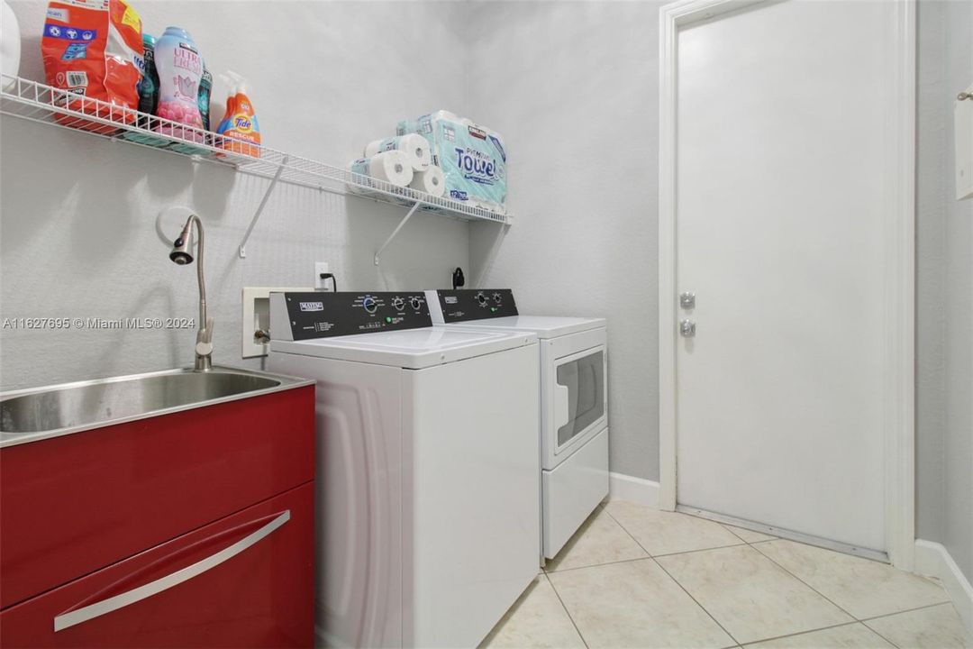 Vendido Recientemente: $940,000 (5 camas, 4 baños, 3363 Pies cuadrados)