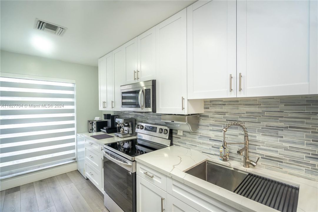 For Sale: $300,000 (2 beds, 2 baths, 1167 Square Feet)