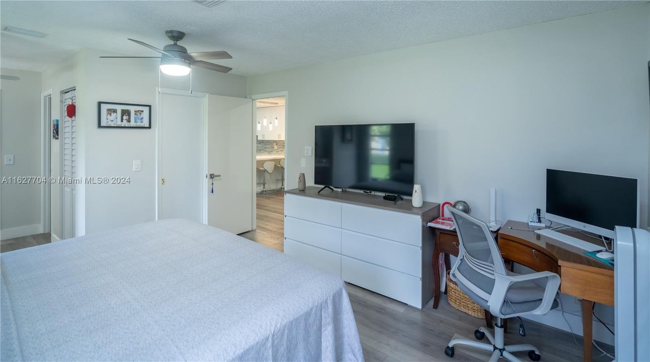 For Sale: $300,000 (2 beds, 2 baths, 1167 Square Feet)