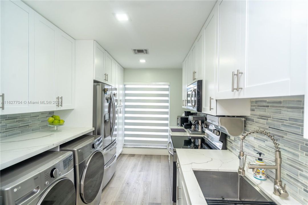 For Sale: $300,000 (2 beds, 2 baths, 1167 Square Feet)