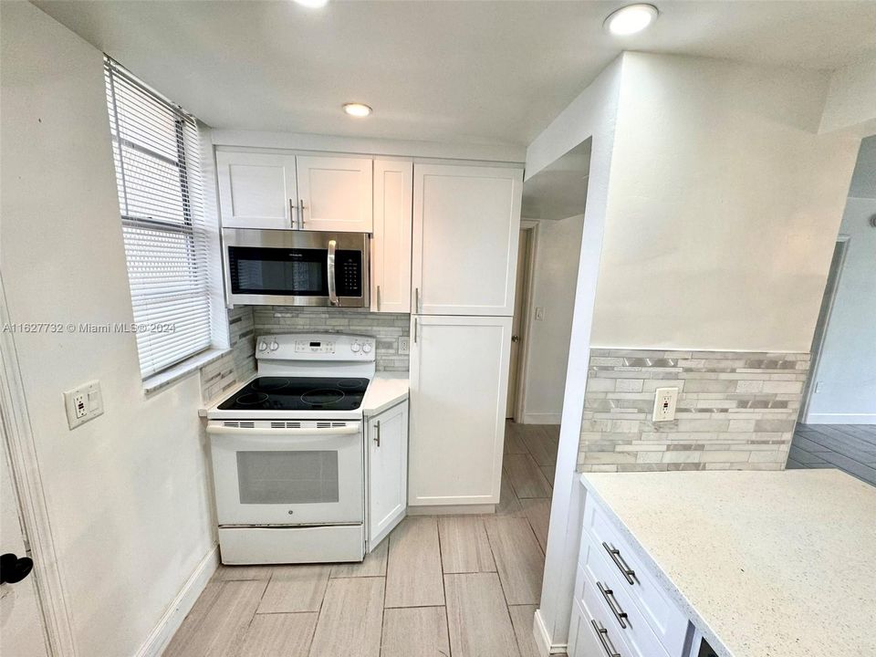 For Sale: $195,000 (1 beds, 1 baths, 768 Square Feet)