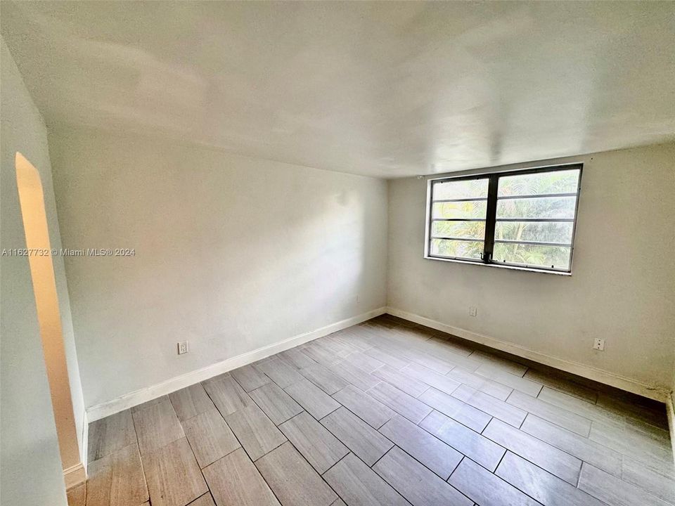 For Sale: $195,000 (1 beds, 1 baths, 768 Square Feet)