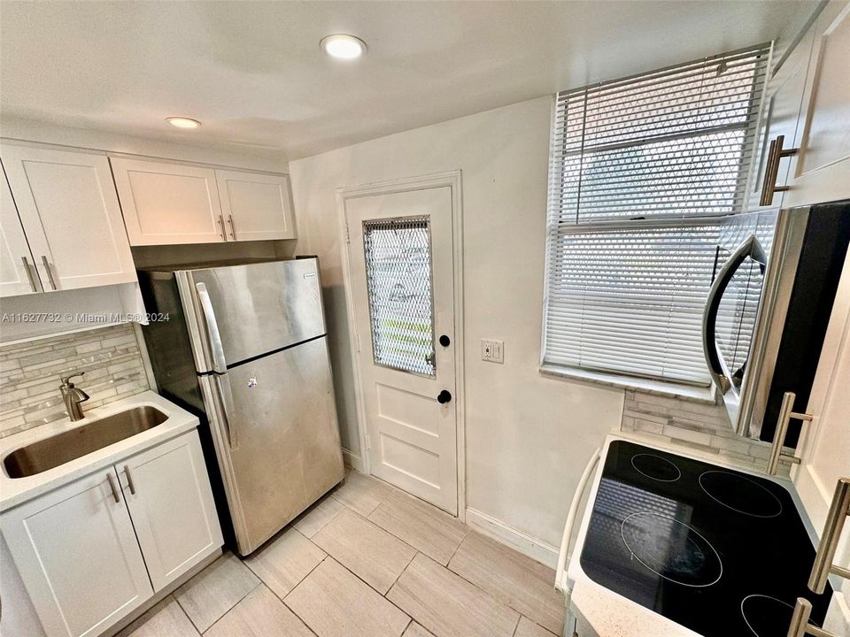 For Sale: $195,000 (1 beds, 1 baths, 768 Square Feet)