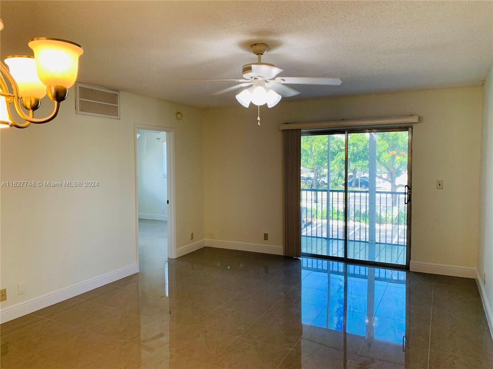 For Sale: $139,700 (2 beds, 2 baths, 880 Square Feet)