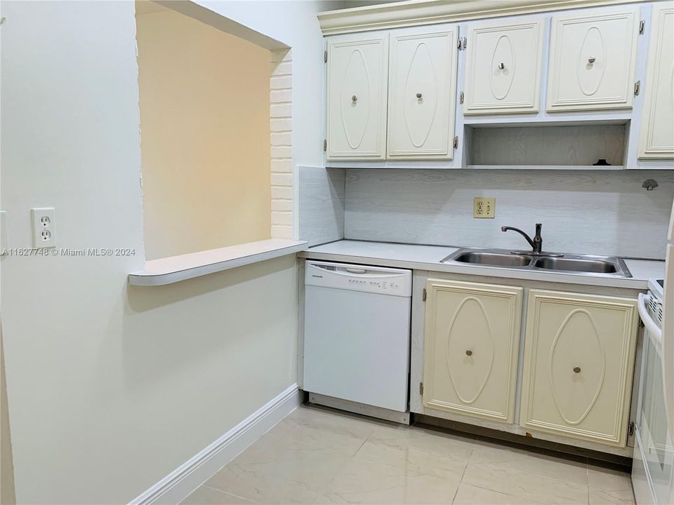 For Sale: $139,700 (2 beds, 2 baths, 880 Square Feet)