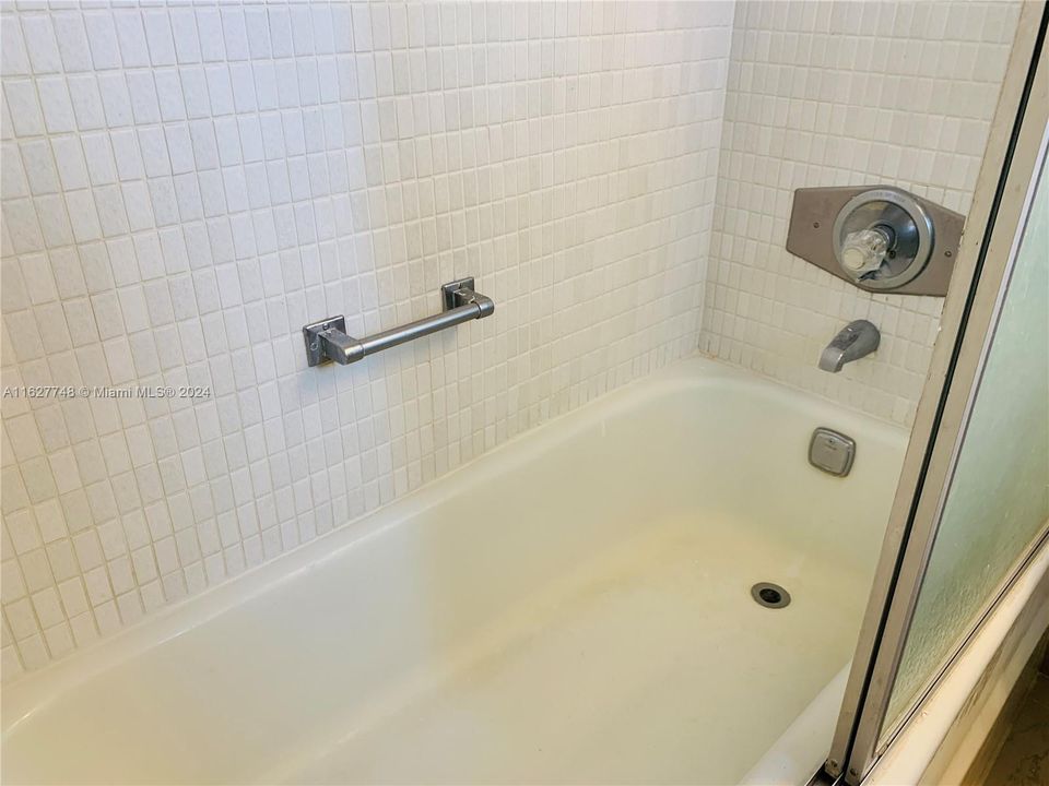 For Sale: $139,700 (2 beds, 2 baths, 880 Square Feet)